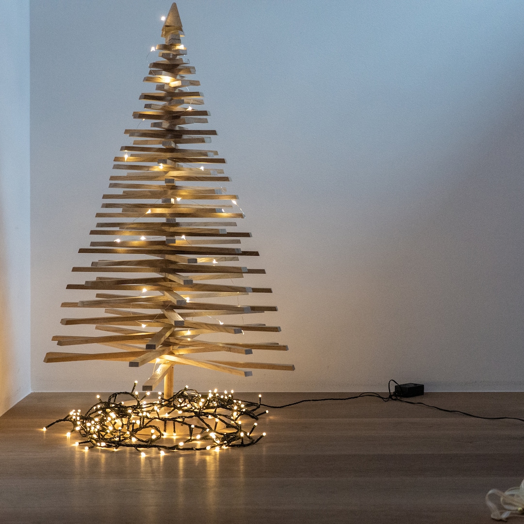 Árbol De Navidad Delgado Preiluminado Con Luces LED Que Cambian De Color:  Ramas Con Bisagras, Soporte De Metal, Perfecto Para Espacios Pequeños De  39,92 € | DHgate, image size:1080x1080