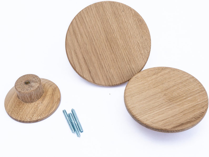 Puede incluir: Tres ganchos de pared circulares de madera de roble natural. Los ganchos tienen un acabado liso y pulido y se fijan a la pared con tornillos.