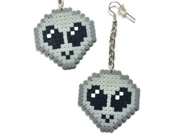 外星人 Alien on a Chain Dangle Earrings - Mini Perler Beads, Mini Hama Beads, Fuse Beads, Emoji Jewelry, Kewlery, Sci-Fi Earrings