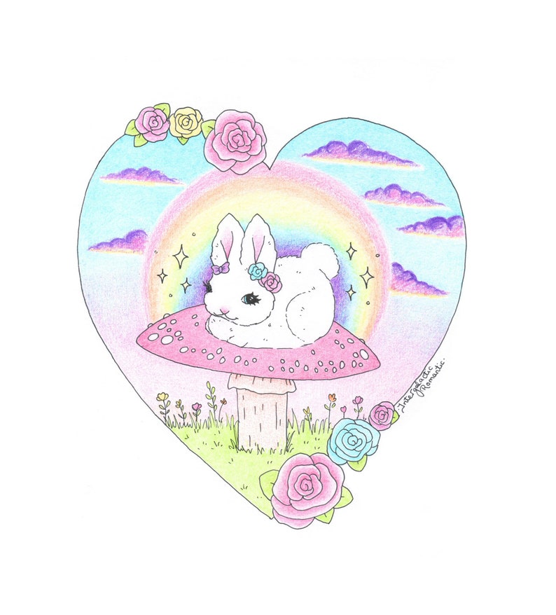 以下が含まれることがあります： 白い花冠をかぶった白いウサギが、白い斑点のあるピンクのキノコに座っています。キノコは緑の草地にあり、花と虹が背景にあります。画像はハート型です。