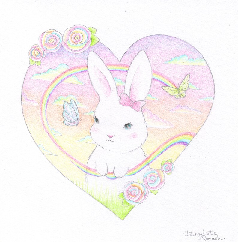 Puede incluir: Un conejito blanco con orejas rosas y un lazo rosa se sienta en un marco en forma de coraz&oacute;n con un arco&iacute;ris y nubes. El conejito tiene ojos azules y una nariz rosa. Hay mariposas y flores alrededor del conejito.