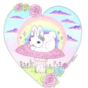 以下が含まれることがあります： 白い花冠をかぶった白いウサギが、白い斑点のあるピンクのキノコに座っています。キノコは緑の草と花のある畑にあります。背景は虹色のハートで、雲と星があります。