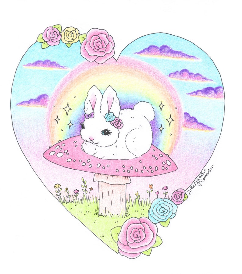 以下が含まれることがあります： 白い花冠をかぶった白いウサギが、白い斑点のあるピンクのキノコに座っています。キノコは緑の草と花のある畑にあります。背景は虹色のハートで、雲と星があります。