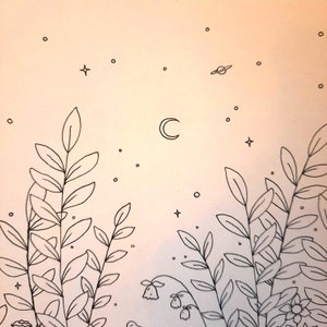 Op de afbeelding: Een zwart-witte lijntekening van een nachtelijke hemel met een halve maan, sterren en een planeet. De onderkant van de afbeelding toont een lijntekening van bladerrijke planten.