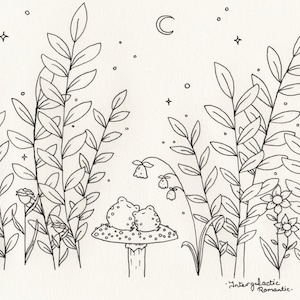 Op de afbeelding: Een zwart-witte lijntekening van twee kikkers die op een paddenstoel zitten onder een halve maan. De kikkers kijken elkaar aan en hebben hun ogen dicht. De tekening is omringd door planten en bloemen. De tekst "Intergalactic Romantic." staat onderaan de tekening.