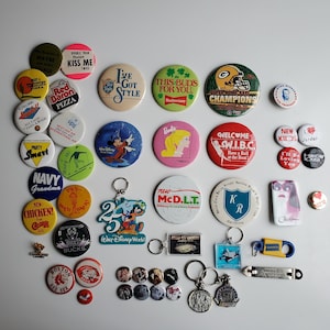 Vintage jaren '80 + jaren '90 Knoppen Pins + Sleutelhangers KIES EEN Barbie, Walt Disney, McDonald's, Blockbuster, Milwaukee Bucks, Green Bay Packers