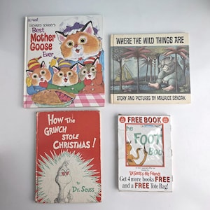 Puede incluir: Se muestran cuatro libros infantiles antiguos. Los títulos incluyen "Richard Scarry's Best Mother Goose Ever", "Where the Wild Things Are", "How the Grinch Stole Christmas!" y un libro del Dr. Seuss con una oferta promocional.
