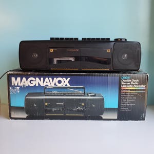 Vintage Magnavox Boombox D8097 Doppeldecker Stereo Radio Kassettenrekorder Getestet Alle Funktionen funktionieren mit der Originalbox