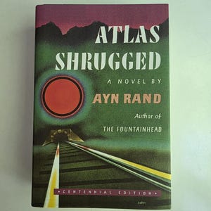Escolha 1 dos livros Atlas Shrugged de Ayn Rand *a maioria ESGOTADA*, exceto a edição Centennial de 2005, capa dura