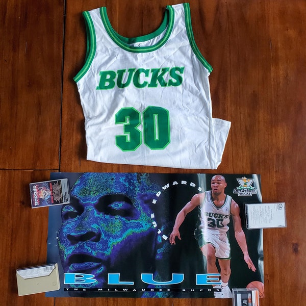 Lotto vintage Milwaukee Bucks Blue Edwards: canotta n. 30 New OS Youth XL anni '90 Kohl's Lee sponsorizzato (può adattarsi alla taglia S/SEE per adulti) + poster