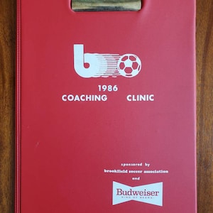 Portfólio de treinamento vintage 1986 Portfólio de clínica de treinamento Brookfield Soccer Association e Budweiser King of Beers..Bucks and Bulls ESGOTADO