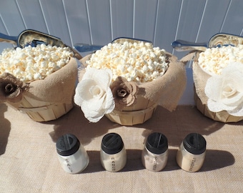 Barra de palomitas de maíz con flores de arpillera, decoración rústica para bodas, barra de aperitivos personalizada