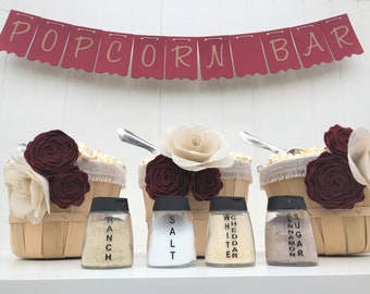 Barra de palomitas de maíz / Arpillera con flores blancas color burdeos / Fiesta en una caja / Boda otoñal en un viñedo / Mesa de aperitivos