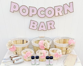 Kit para barra de palomitas de maíz con flores rosas y blancas, cestas de arpillera, cucharones personalizados