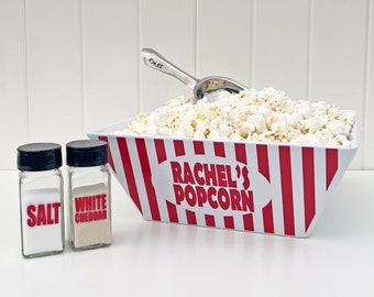 Set de regalo personalizado para una noche de cine con cubo de palomitas, cuchara y condimentos personalizados