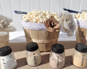 Barra de palomitas de maíz con flores de encaje y arpillera, cucharones grabados, caja de fiesta personalizada