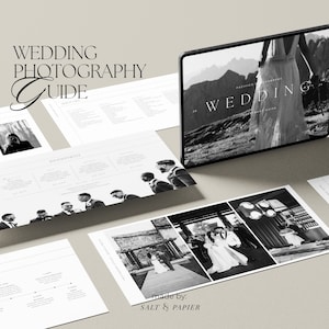 Könnte beinhalten: Ein schwarz-weißes Hochzeitsfotografie-Handbuch mit einem digitalen Tablet, auf dem ein Hochzeitsfoto angezeigt wird. Der Leitfaden enthält eine Checkliste, einen Zeitplan und eine Liste wichtiger Aufnahmen. Der Leitfaden wurde von Salt & Papier erstellt.