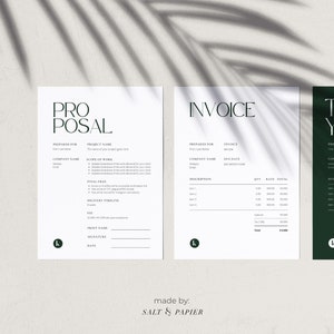 Pode incluir: Três folhas de papel brancas com texto preto. A primeira folha é intitulada "PROPOSAL", a segunda folha é intitulada "INVOICE" e a terceira folha é intitulada "THANK YOU". As folhas estão sobre um fundo branco com a sombra de uma folha de palmeira.