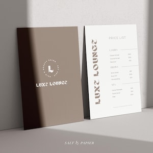 Op de afbeelding: Twee witte kaarten met bruine tekst. De kaart links heeft een logo met de tekst "LUXZ LOUNGE" en een cirkel met de letter "L" erin. De kaart rechts heeft de tekst "LUXZ LOUNGE" verticaal aan de linkerkant en de tekst "PRICE LIST" bovenaan. De tekst "SALT & PAPIER" staat onderaan de afbeelding.