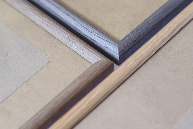 Puede incluir: Tres marcos de fotos con diferentes acabados de madera. Los marcos son de madera y tienen un dise&ntilde;o sencillo. Los marcos est&aacute;n dispuestos de forma que se muestran los diferentes acabados.