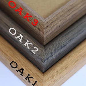 Puede incluir: Tres marcos de fotos de madera, apilados uno encima del otro. El marco superior es de madera marr&oacute;n oscura, el marco del medio es de madera gris y el marco inferior es de madera marr&oacute;n claro. Cada marco tiene la palabra "OAK" y un n&uacute;mero, 1, 2 o 3, impreso en el lateral.