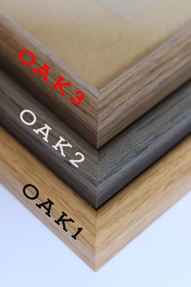 Puede incluir: Tres marcos de fotos de madera, apilados uno encima del otro. El marco superior es de madera marr&oacute;n oscura, el marco del medio es de madera gris y el marco inferior es de madera marr&oacute;n claro. Cada marco tiene la palabra "OAK" y un n&uacute;mero, 1, 2 o 3, impreso en el lateral.