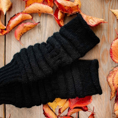 Black wrist warmers, comfortably seamless, can be worn both left and right, buy 1 size