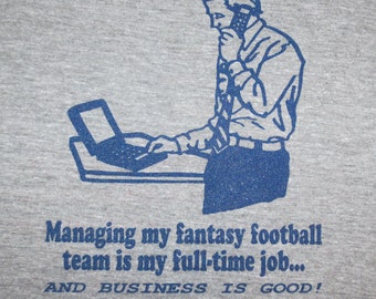 Mens gestire la mia squadra di fantacalcio è il mio lavoro a tempo pieno e gli affari sono buoni ragazzi divertenti t shirt top tee regalo regalo di Natale per papà nuovo