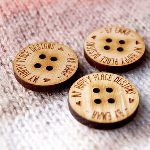 Houten knopen op maat - gepersonaliseerde houten knopen gegraveerd met uw tekst of logo - houten knopen voor gebreide en gehaakte producten, 25 pc