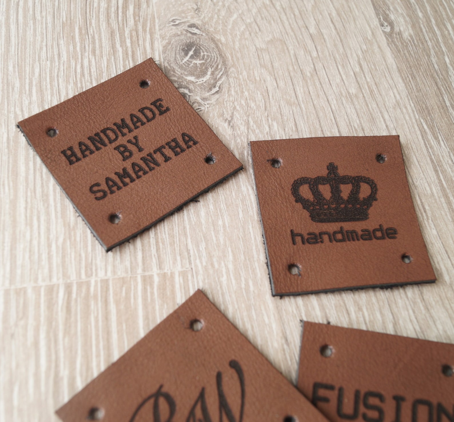60 Etichette In Pelle PU Fatte A Mano Per Cucito - 6 Stili Rettangolari 4x2 Cm, Con Rilievo 'Handmade', Per Abbigliamento, Maglieria E Uncinetto, Marroni