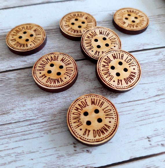 100 Bottoni In Legno Con Etichetta "Handmade" E "Love" - Per Cucito, DIY E Decorazioni