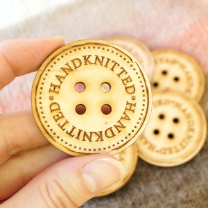 Oversized houten knoppen, gepersonaliseerde knoppen voor gebreide en gehaakte producten, op maat gemaakte knoppen, gegraveerde houten knoppen, set van 10