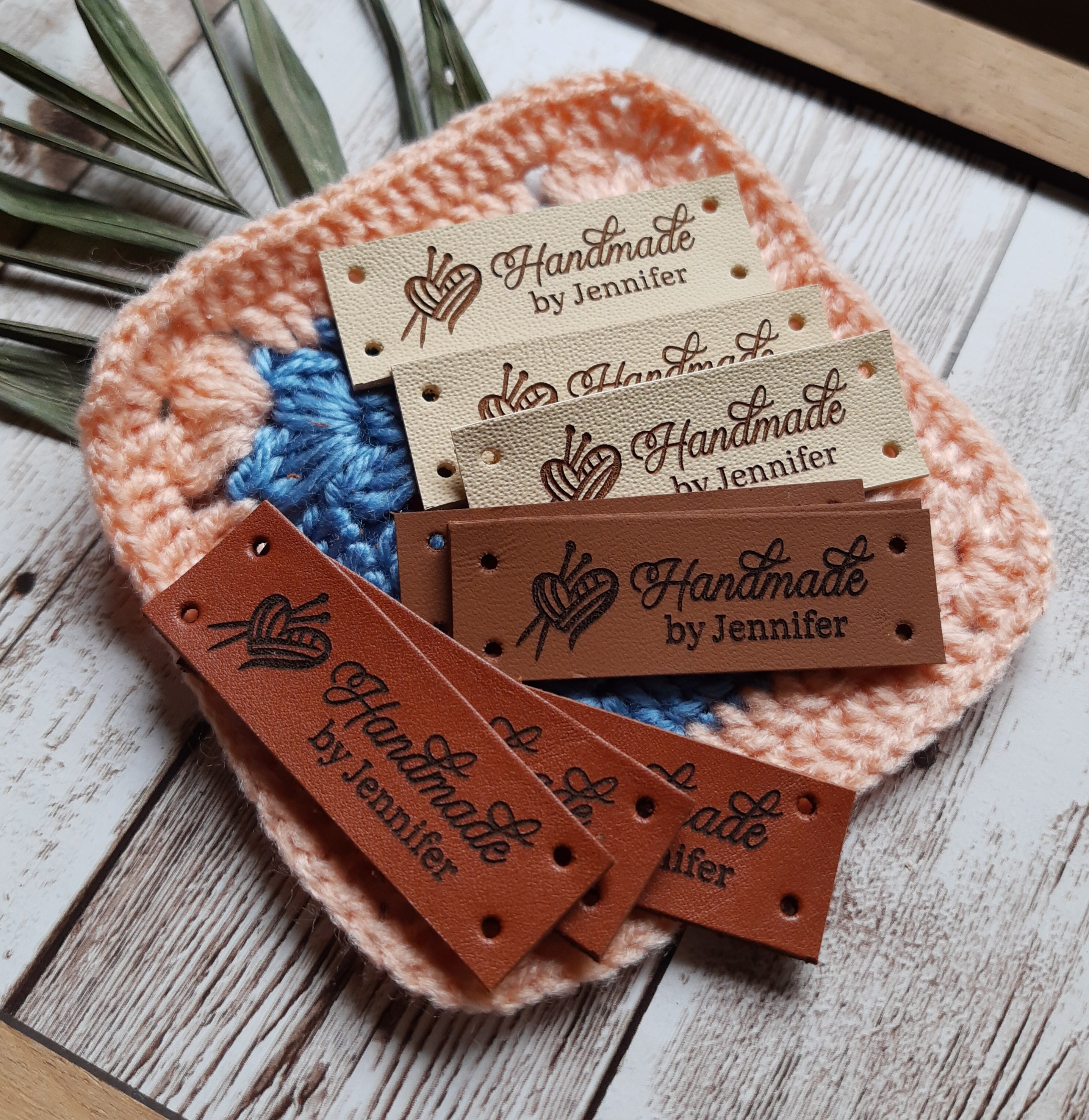 Fait à la Main en Cuir étiquettes Handmade Crochet Mod. HMG - Etiquette  Exclusive en Cuir Italien véritable gravé (30 pièces - Texte Personnalisé)