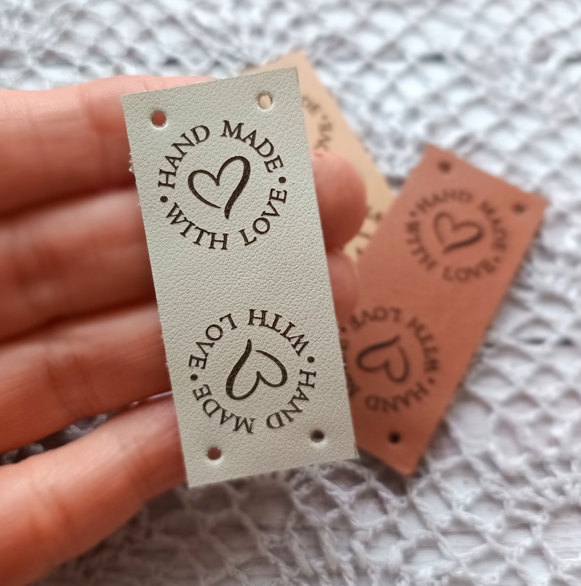 Produktbild von Personalisierte Kunstleder-Etiketten – 25 Stück, Lasergraviert, Waschbar Bis 60°C, Für Handarbeiten & Kleidung