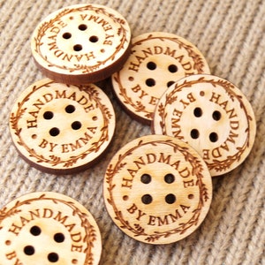 Product tags. Aangepaste houten knoppen voor breien en haken producten, gepersonaliseerde knoppen, houten labels, set van 25 pc