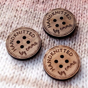 Gepersonaliseerde houten knoppen voor breien of haken producten, laser gegraveerde aangepaste knoppen, houten etiketten, logo tags, set van 25 pc