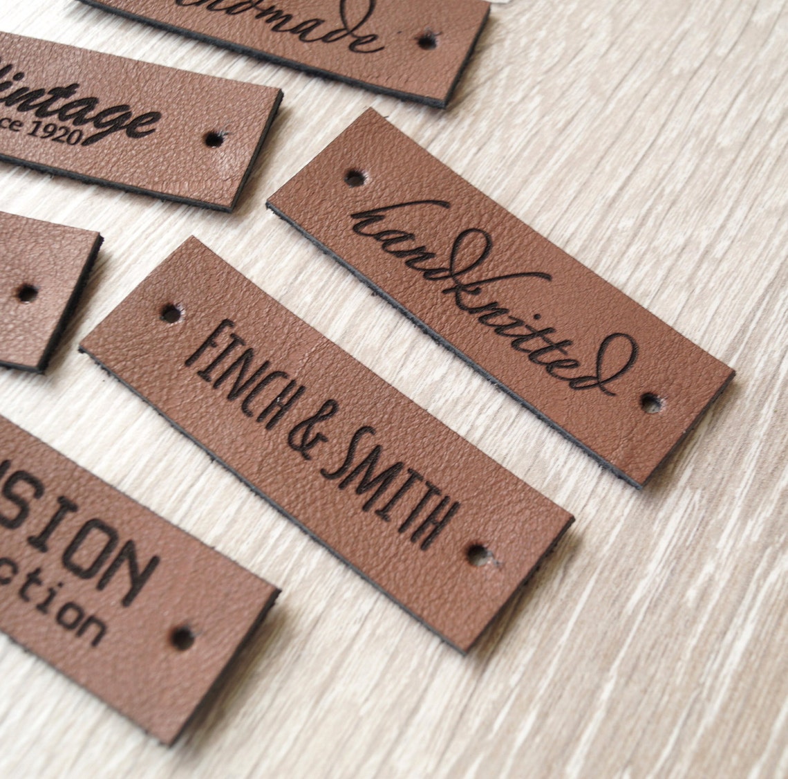 Lot de 25 étiquettes personnalisées en cuir faites à la main, étiquettes de couture tricotées, textes/logos personnalisés, étiquettes de produit faites à la main pour chapeaux et écharpes, 2,5 cm