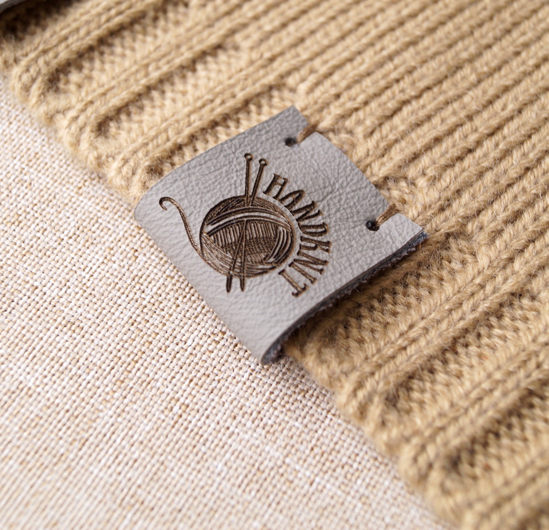 Etiquetas de cuero personalizadas para tejer, 30 Uds., etiquetas de  sombreros de ganchillo plegables hechas a mano con logotipo, ropa de  costura personalizada, etiqueta artesanal-Color 2 : : Hogar y  cocina