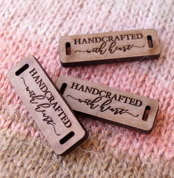 25 Personalisierte Holzetiketten 13x38mm – Lasergraviert, Waschbar Bis 40°, Für Kleidung, Mützen & Geschenke