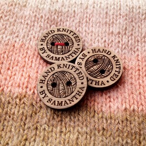 Houten knoppen, gepersonaliseerde knoppen, houten knoppen gemaakt met uw aangepaste tekst, product Tags, knoppen voor uw brei-of chochet producten, 25