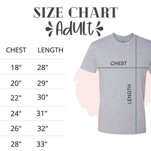 Puede incluir: Tabla de tallas para camisetas de adulto con medidas en pulgadas para el pecho y la longitud. Las tallas incluyen S, M, L, XL, 2XL y 3XL.