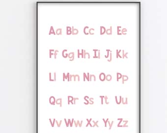 Könnte beinhalten: Ein druckbarer Alphabet-Chart mit rosa Buchstaben in einer einfachen, modernen Schriftart. Die Buchstaben sind in Reihen angeordnet, wobei jede Reihe mit einem anderen Buchstaben beginnt. Die Buchstaben sind in einem Farbverlauf von Rosatönen gehalten, wobei der hellste Farbton oben und der dunkelste Farbton unten ist. Der Chart ist in einem schwarzen Rahmen gerahmt.