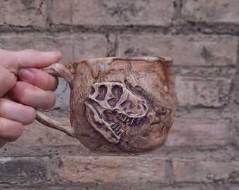 Taza con fósil de dinosaurio