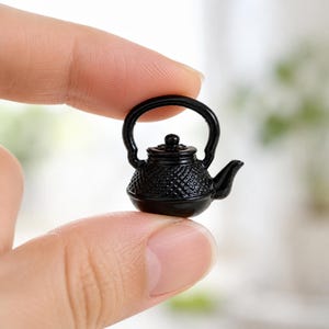 Mini svart metallvattenkokare, 1:12 dockhustekanna, miniatyrköksdekor, dockhustillbehör