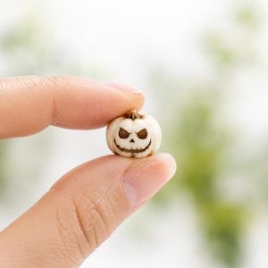 20 mini vita Halloweenpumpor, Jack O'Lanterns i harts, pysseltillbehör för små pumpor, Halloweenminiatyrer