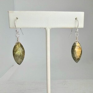Llamativos pendientes de plata de ley de marquesa de labradorita - Regalo para ella - Aniversario - Baile de graduación - Elegancia minimalista - Aurora boreal - Arco iris