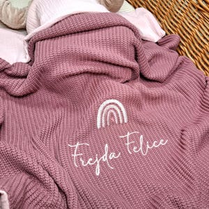 Manta de bebé de muselina / tejida con nombre bordado / manta de bebé tejida / manta de bebé personalizada con nombre / regalo de bebé / regalo de bautizo imagen 3