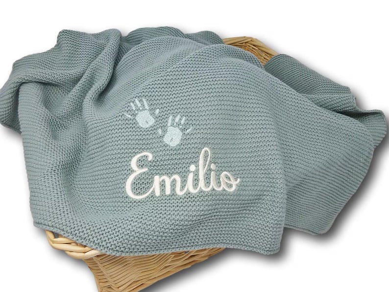 Babydecke mit Namen bestickt / Strickdecke Baby / Taufgeschenk / Babydecke personalisiert Babygeschenk Taufe / Geschenk zur Geburt Bild 9