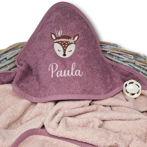 Kapuzenhandtuch Mauve mit Rehkopf und Namen bestickt