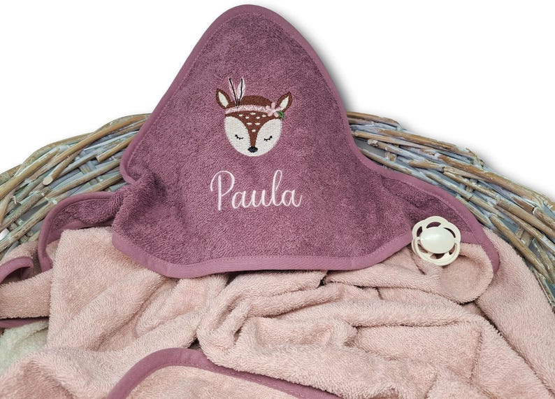 Kapuzenhandtuch Mauve mit Rehkopf und Namen bestickt